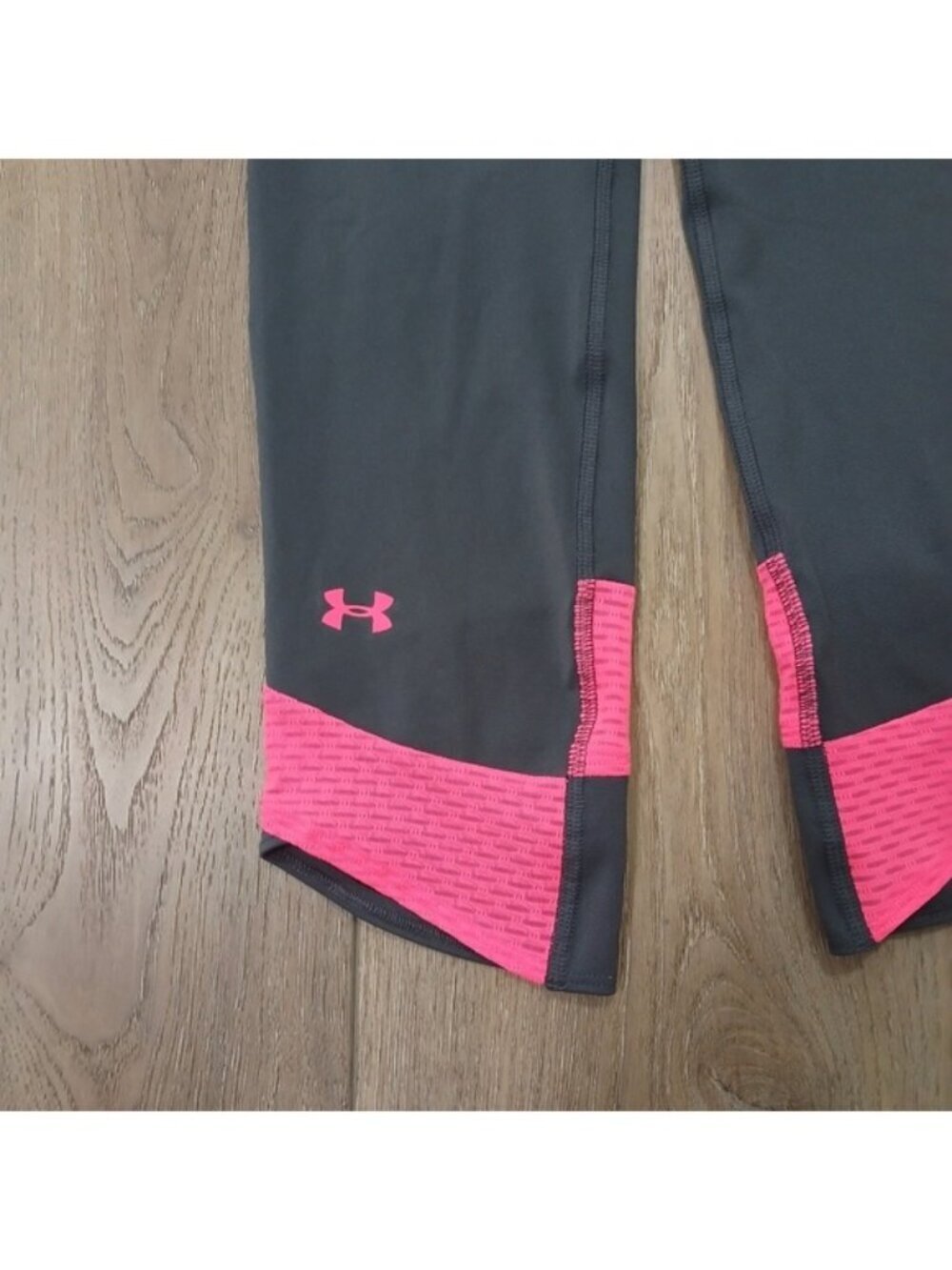 Under Armour HeatGear Compression Capri Leggings XS Pink Ribbon Breast Cancer - Picture 5 of 8